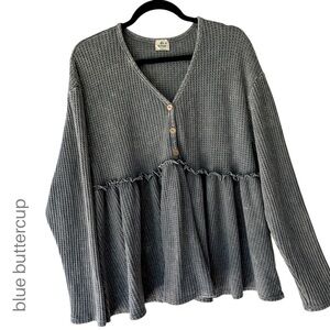 NWOT | GRAY LONG SLEEVE WAFFLE KNIT BABYDOLL TOP BUTTON FRONT V-NECK | SMALL